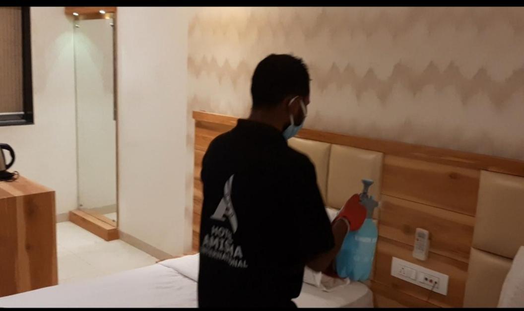 Hotel Amisha International Surat Eksteriør bilde
