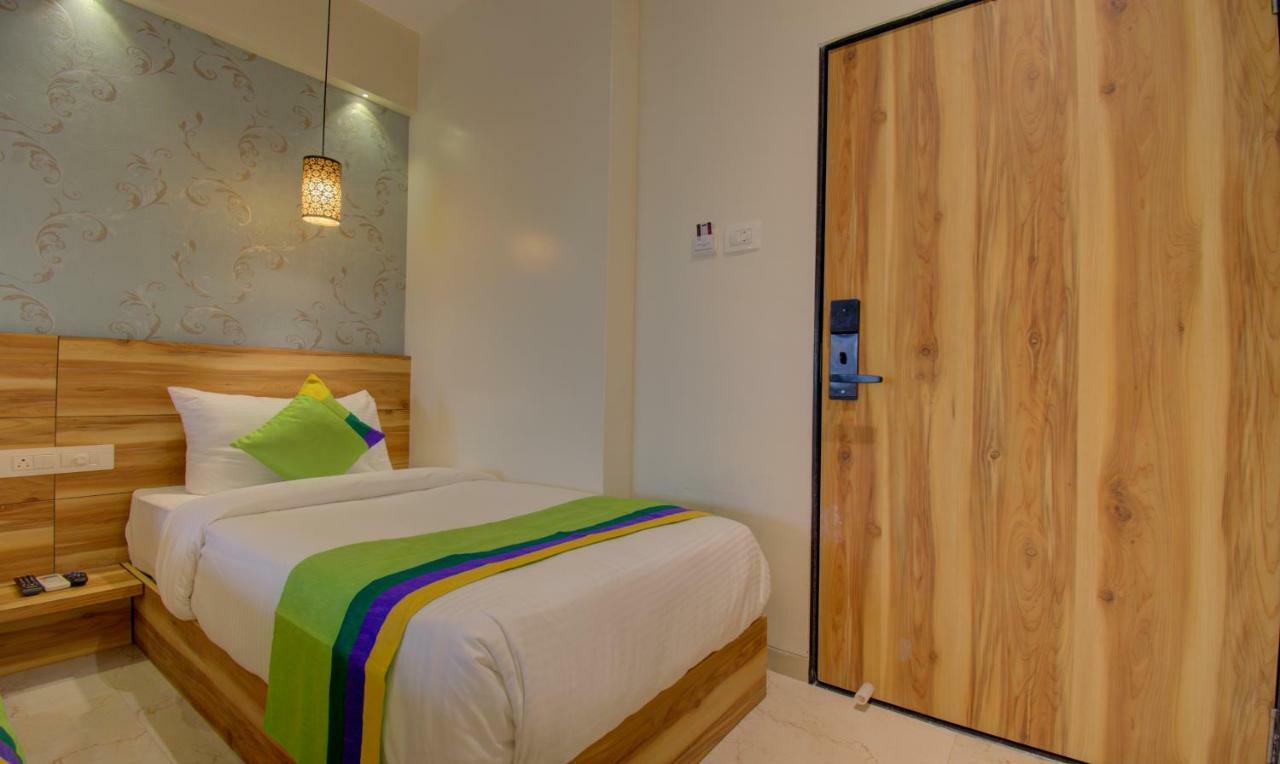 Hotel Amisha International Surat Eksteriør bilde