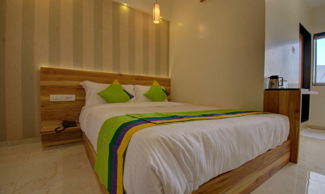 Hotel Amisha International Surat Eksteriør bilde