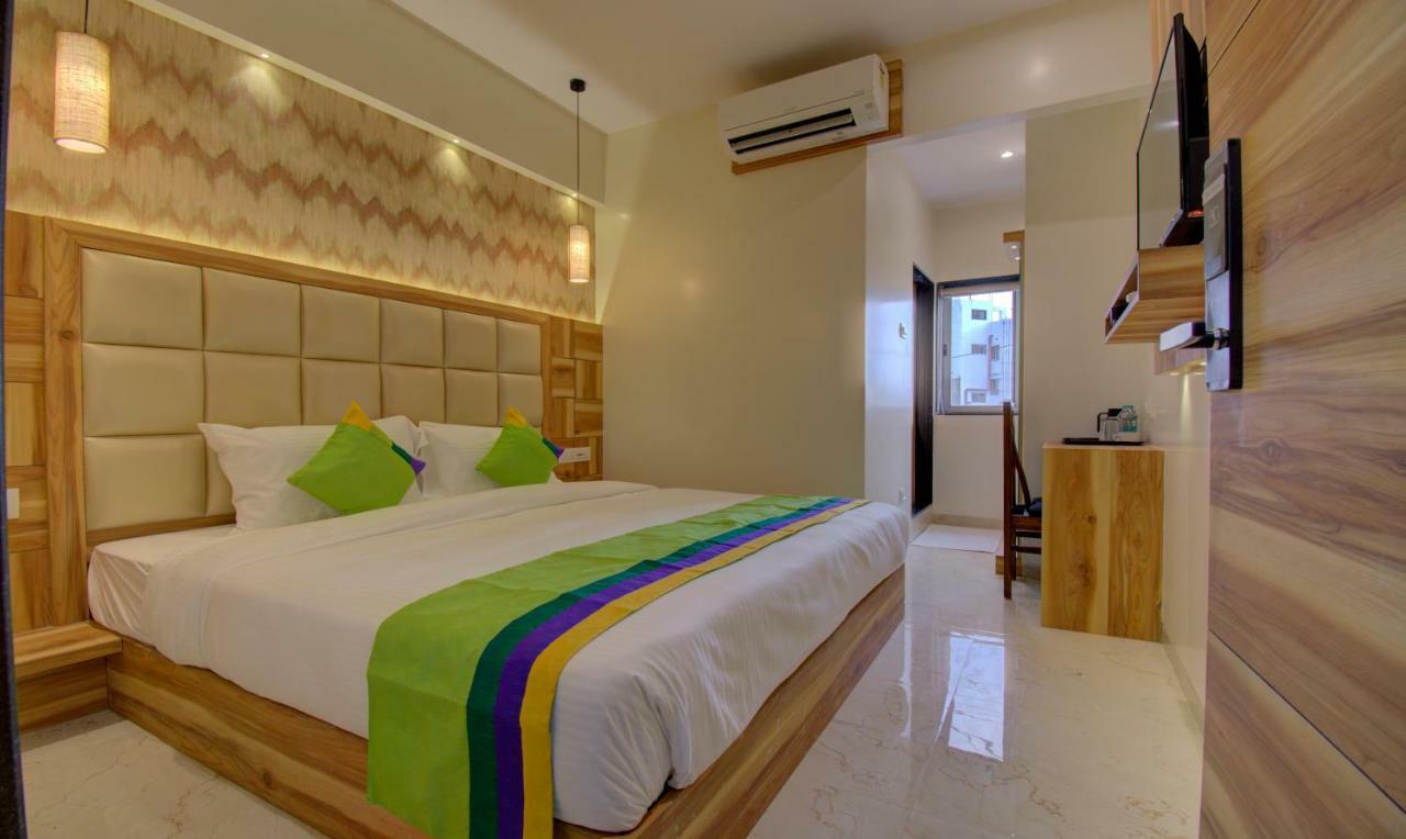 Hotel Amisha International Surat Eksteriør bilde