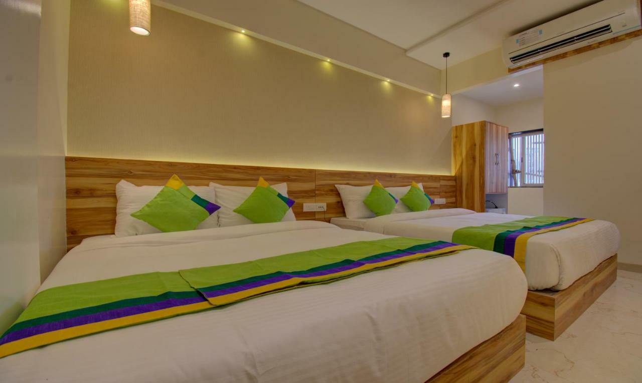 Hotel Amisha International Surat Eksteriør bilde