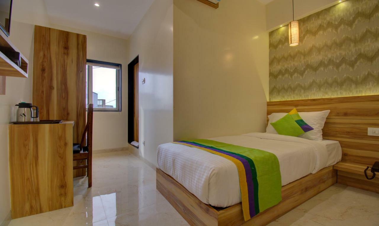 Hotel Amisha International Surat Eksteriør bilde